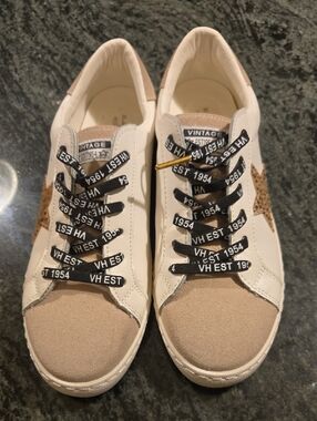 Vintage Havana White and Tan Low-Top Sneakers with Star Accent